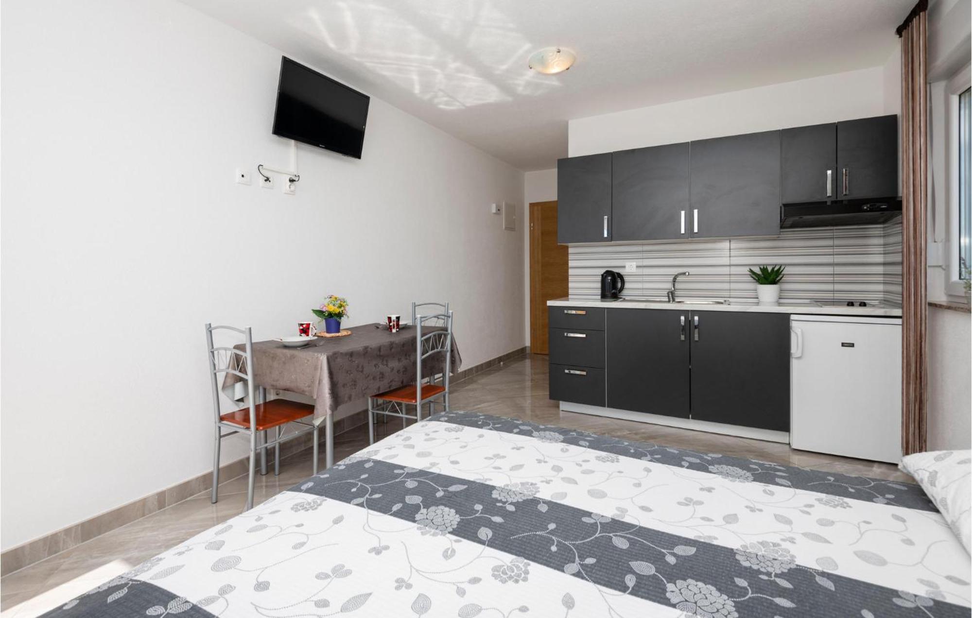 Stunning Apartment In Krvavica With Kitchen Eksteriør bilde